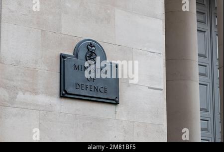 Nach London. GROSSBRITANNIEN - 01.08.2023. Das Namensschild am Eingang zum Verteidigungsministerium in Whitehall, Westminster. Stockfoto