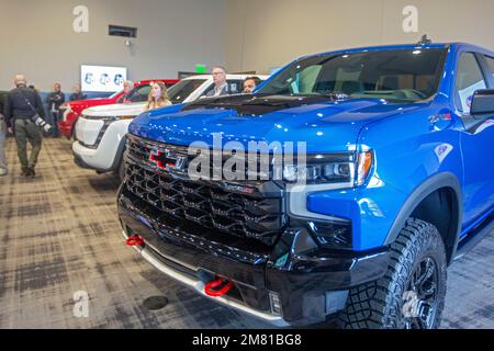 Pontiac, Michigan, USA. 11. Januar 2023. Der Chevrolet Silverado ZR2 wurde zweitplatzierter beim North American Truck of the Year Award. Die jährlichen NACTOY-Auszeichnungen (North American Car, Truck and Utility Vehicle of the Year) werden von 50 professionellen Automobiljournalisten bewertet. Alle Finalisten des Nutzfahrzeugs des Jahres waren Elektrofahrzeuge. Kredit: Jim West/Alamy Live News Stockfoto