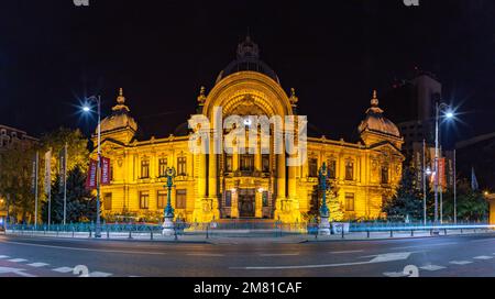 Ein Bild des Palastes mit den Lagerstätten und Sendungen bei Nacht. Stockfoto