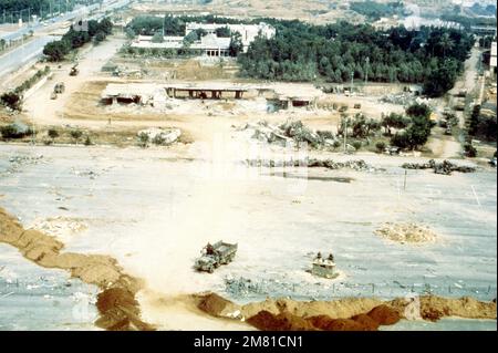 Die Überreste des Hauptquartiers und der Baracken des Marinebattalion Landing Teams am Beirut International Airport aus der Vogelperspektive. Das Gebäude wurde durch einen Terroranschlag zerstört. Basis: Beirut Land: Libanon (LBN) Stockfoto