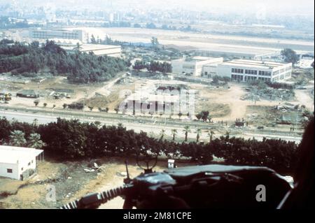 Die Überreste des Hauptquartiers und der Baracken des Marinebattalion Landing Teams am Beirut International Airport aus der Vogelperspektive. Das Gebäude wurde durch einen Terroranschlag zerstört. Basis: Beirut Land: Libanon (LBN) Stockfoto