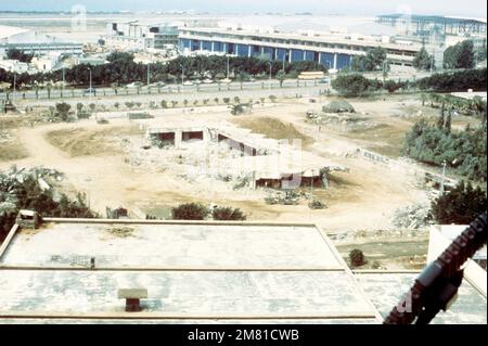 Die Überreste des Hauptquartiers und der Baracken des Marinebattalion Landing Teams am Beirut International Airport aus der Vogelperspektive. Das Gebäude wurde durch einen Terroranschlag zerstört. Basis: Beirut Land: Libanon (LBN) Stockfoto