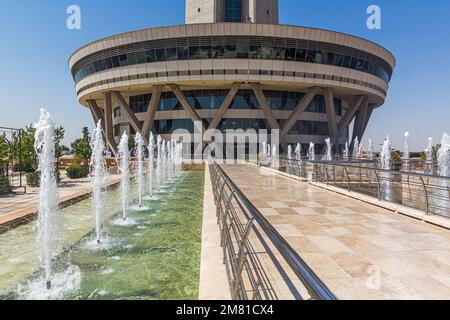 Brunnen vor dem Milad Tower in Teheran, Hauptstadt des Iran. Stockfoto
