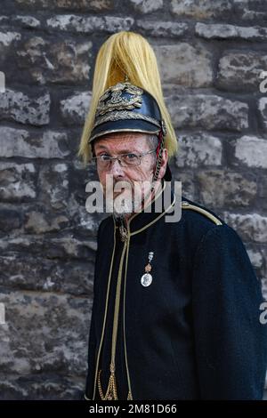 Porträt eines älteren Herrn mit grauem Bart, trägt eine Militäruniform mit Helm und schaut direkt in die Kamera. Stockfoto