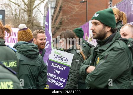 London, Großbritannien. 11. Januar 2023. Streikende Londoner Krankenwagen an der Westminster Ambulanzstation London während der Demonstration. Krankenwagenarbeiter in Großbritannien streiken im Rahmen der NHS-Streiks für bessere Bezahlung und Konditionen für mehr Bezahlung. Dies ist einer von mehreren Streiks im britischen National Health Service. Kredit: SOPA Images Limited/Alamy Live News Stockfoto