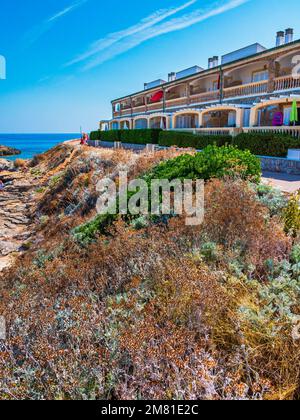 Ein vertikales Bild eines Küstenresorts auf der Klippe am Strand Cala Agulla in Mallorca, Spanien Stockfoto