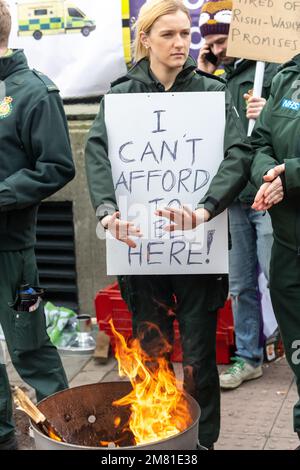 London, Großbritannien. 11. Januar 2023. Die Streikposten werden während der Demonstration an der Westminster Ambulance Station London warm gehalten. Krankenwagenarbeiter in Großbritannien streiken im Rahmen der NHS-Streiks für bessere Bezahlung und Konditionen für mehr Bezahlung. Dies ist einer von mehreren Streiks im britischen National Health Service. Kredit: SOPA Images Limited/Alamy Live News Stockfoto
