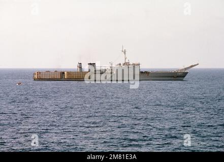 Steuerbordbalken-Blick auf das Panzerlandeschiff USS BARNSTABLE COUNTY (LST 1197) vor der Küste von Beirut, Libanon, während eines multinationalen Friedenssicherungseinsatzes. Land: Mittelmeer (MED) Stockfoto