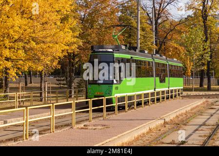 Ein Bild einer Bukarest-Straßenbahn im Herbst. Stockfoto