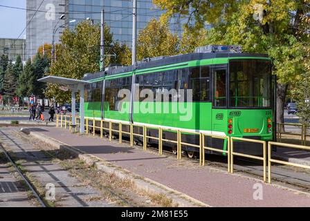 Ein Bild einer Bukarest-Straßenbahn im Herbst. Stockfoto