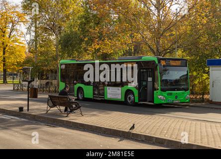 Ein Bild eines Bukarest-Busses im Herbst. Stockfoto