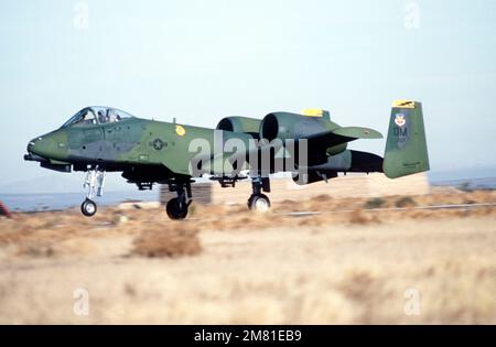 Linke Seitenansicht einer Landung eines A-10 Thunderbolt II-Flugzeugs. Basis: George Luftwaffenstützpunkt Bundesstaat: Kalifornien (CA) Land: Vereinigte Staaten von Amerika (USA) Stockfoto