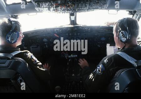 HAUPTMANN. William Robinson (links) und CAPT. Robert Ham fliegt ein Flugzeug des Typs E-3A Sentry Airborne Warning and Control System (AWACS) in den taktischen Übungsbereich für große Streitkräfte. Sie sind der 961. AWACS, Kadena Air Base, Japan, zugeteilt. Land: Unbekannt Stockfoto