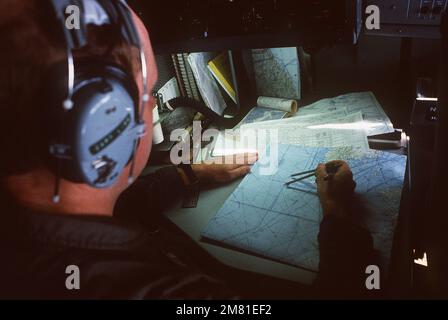 HAUPTMANN. Donald E. Link, Navigator, plant den Kurs für ein Sentry Airborne Warning and Control System (AWACS)-Flugzeug während einer taktischen Übung zur großflächigen Einsatztruppe. Er ist dem 961. Luftwaffenstützpunkt Kadena, Japan, zugeteilt. Land: Unbekannt Stockfoto