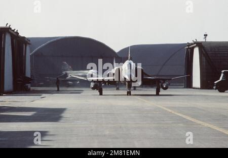 Ein F-4 Phantom II-Flugzeug ist bereit für den Start von der 36. Taktischen Kampfgeschwader-Taxis zum Start während einer taktischen Übung. Basis: Osan Air Base Country: Republik Korea (KOR) Stockfoto