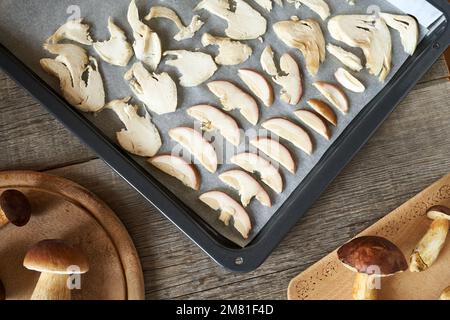 In Scheiben geschnittene wilde Königsbolete oder Steinpilze, bereit zum Trocknen Stockfoto