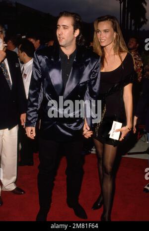 Nicolas Cage und Lisa Stothard im „Wild at Heart Premiere“ am 13. August 1990 im Cineplex Odeon Century Plaza Cinemas in Century City, Kalifornien Kredit: Ralph Dominguez/MediaPunch Stockfoto