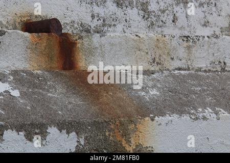 Ein Rostfluss aus einem Abflussrohr, dem Brier Island Lighthouse. Stockfoto