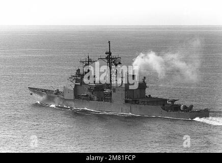 Ein Luftportalblick auf das Aegis-geführte Raketenkreuzer USS TICONDEROGA (CG 47) im Gange. Die TICONDEROGA operiert vor der libanesischen Küste zur Unterstützung der US-Marines, die als Teil einer multinationalen Friedenstruppe nach Beirut entsandt wurden. Land: Mittelmeer (MED) Stockfoto