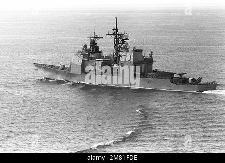 Ein Luftportalblick auf das Aegis-geführte Raketenkreuzer USS TICONDEROGA (CG 47) im Gange. Die TICONDEROGA operiert vor der libanesischen Küste zur Unterstützung der US-Marines, die als Teil einer multinationalen Friedenstruppe nach Beirut entsandt wurden. Land: Mittelmeer (MED) Stockfoto