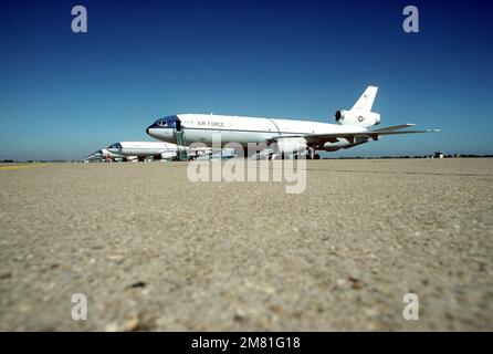 KC-10 Extender-Flugzeug auf der Fluglinie geparkt. Basis: Luftwaffenstützpunkt Barksdale Bundesstaat: Louisiana (LA) Land: Vereinigte Staaten von Amerika (USA) Stockfoto