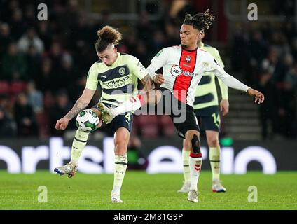 Stefan Ortega, Torwart von Manchester City, Kalvin Phillips (links), und Manchester City, kämpft während des Viertelfinalspiels des Carabao Cup in St. um den Ball Mary's Stadium, Southampton. Bilddatum: Mittwoch, 11. Januar 2023. Stockfoto