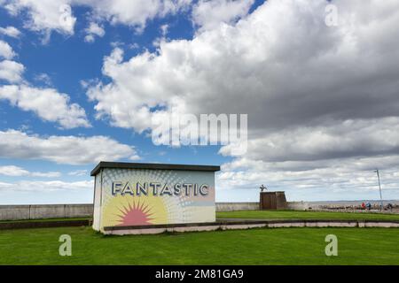 Morecambe, Vereinigtes Königreich: Sandylands Promenade, in der Nähe der steinernen Anlegestelle am Meer. Stockfoto