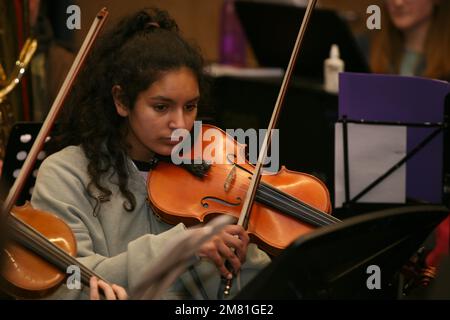 Ein junger Violinist spielt ein Probestück für das Koma (zeitgenössische Musik für alle) Sussex Festival Konzert am West Dean College, 2022 Stockfoto