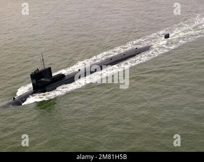 Ein Backbord-Bugblick des nuklearbetriebenen Angriffs-U-Boots USS RICHARD B. RUSSELL (SSN-687) im Gange. Land: Unbekannt Stockfoto