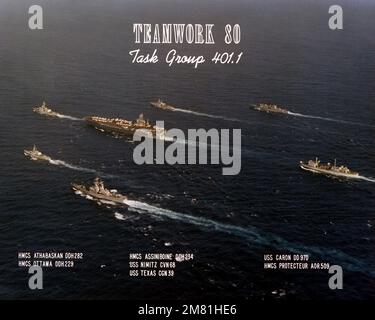 Hafenstrahl-Ansicht von Schiffen der Task Group 401,1, die während des gemeinsamen kanadischen und US-amerikanischen Betriebs im Einsatz sind Marineübung Teamwork 80. Von links nach rechts: HMCS ATHABASKAN (DDH-282), HMCS OTTAWA (DDH-229), USS TEXAS (CGN-39), USS NIMITZ (CVN-68), HMCS ASSINIBOINE (DDH-234), USS CARON (DD-970) UND HMCS PROTECTEUR (AOR-509). Betreff Betrieb/Serie: TEAMARBEIT 80 Land: Unbekannt Stockfoto