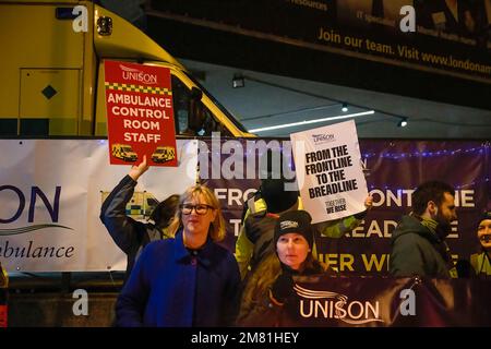 London, Vereinigtes Königreich, 11/01/2023, Ambulanzmitarbeiter, Sanitäter und Anrufer der London Ambulance Services werden mit Plakaten gesehen, die ihre Meinung außerhalb ihrer Basis in Waterloo in London zum Ausdruck bringen. Notfallhelfer im NHS, wie Krankenwagen, Sanitäter und Notrufdienste, streiken weiterhin im Streik wegen Gehaltserhöhung mit der britischen Regierung. An dem Streik sind Mitglieder von Unison, Unite und GMB beteiligt, von 11am bis 11pm Uhr. Die Regierung fordert die Menschen dringend auf, heute keine Risikoaktivitäten zu Unternehmen, da es möglicherweise keinen Krankenwagen gibt. Stockfoto