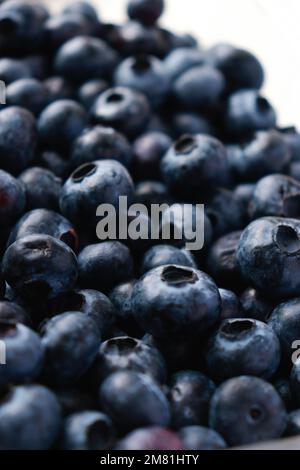 Nahaufnahme frischer Blaubeeren, natürlicher Hintergrund Stockfoto