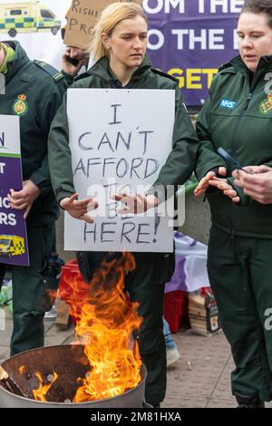 London, Großbritannien. 11. Januar 2023. Die Streikposten werden während der Demonstration an der Westminster Ambulance Station London warm gehalten. Krankenwagenarbeiter in Großbritannien streiken im Rahmen der NHS-Streiks für bessere Bezahlung und Konditionen für mehr Bezahlung. Dies ist einer von mehreren Streiks im britischen National Health Service. (Foto: Ian Davidson/SOPA Images/Sipa USA) Guthaben: SIPA USA/Alamy Live News Stockfoto
