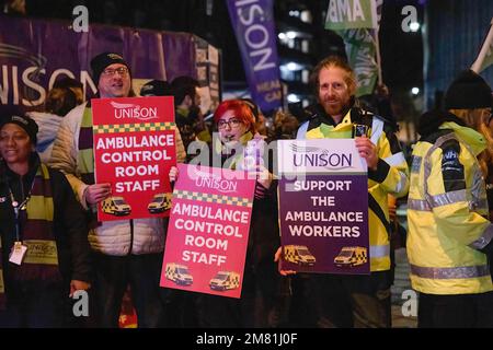 Rettungsdienstmitarbeiter, Sanitäter und Anrufer der Londoner Ambulanzdienste werden mit Plakaten gesehen, die ihre Meinung außerhalb ihrer Basis in Waterloo in London zum Ausdruck bringen. Notfallhelfer im NHS, wie Krankenwagen, Sanitäter und Notrufdienste, streiken weiterhin im Streik wegen Gehaltserhöhung mit der britischen Regierung. An dem Streik sind Mitglieder von Unison, Unite und GMB beteiligt, von 11am bis 11pm Uhr. Die Regierung fordert die Menschen dringend auf, heute keine Risikoaktivitäten zu Unternehmen, da es möglicherweise keinen Krankenwagen gibt. (Foto: Hesther Ng/SOPA Images/Sipa USA) Stockfoto