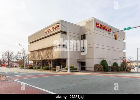 BURLINGTON, NC, USA-2. JANUAR 2023: Wells Fargo Bank in der Innenstadt. Stockfoto