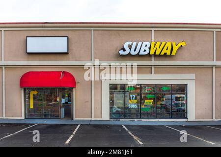 BURLINGTON, NC, USA-2. JANUAR 2023: Lage des Subway Sandwichladens in der Innenstadt. Stockfoto