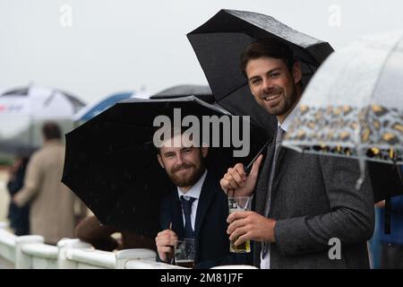 Ascot, Berkshire, Großbritannien. 2. Oktober 2021. Rennfahrer mit ihren Regenschirmen genießen Rennsport in Ascot. Kredit: Maureen McLean/Alamy Stockfoto