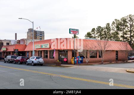 BURLINGTON, NC, USA-2. JANUAR 2023: Der Boston Sandwich Shop an der Front Street. Stockfoto