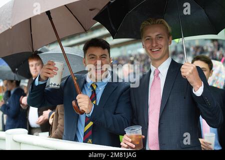 Ascot, Berkshire, Großbritannien. 2. Oktober 2021. Rennfahrer mit ihren Regenschirmen genießen Rennsport in Ascot. Kredit: Maureen McLean/Alamy Stockfoto