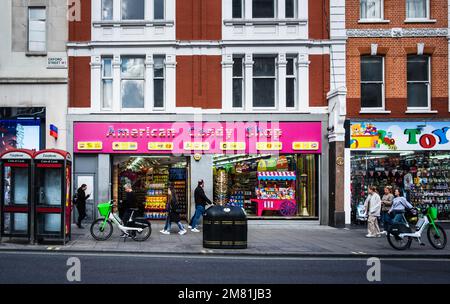 London, England, September 2022, Fußgänger passieren einige Geschäfte in der Oxford Street Stockfoto