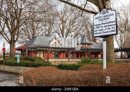 BURLINGTON, NC, USA-2. JANUAR 2023: Historischer Bahnhof in der Innenstadt. Stockfoto