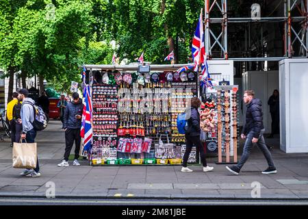 London, England, September 2022, Fußgänger passieren einen Straßenverkäufer in der Oxford Street Stockfoto