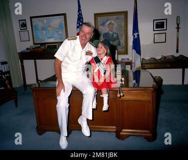 ADMIRAL James D. Watkins, CHIEF of Naval Operations, wird von der fünfjährigen Helen P. Humphrey, dem 1984. März von Dimes Poster Child, während ihrer Reise zum Pentagon in Washington, District of Columbia, besucht. Basis: Arlington Bundesstaat: Virginia (VA) Land: Vereinigte Staaten von Amerika (USA) Stockfoto