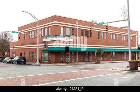 BURLINGTON, NC, USA-2. JANUAR 2023: Die May Memorial Public Library in der Innenstadt. Stockfoto