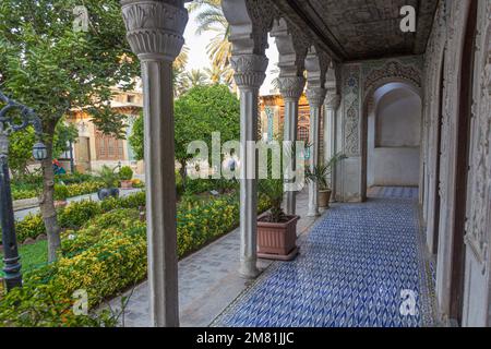 Torbogen des historischen Hauses Zinat Al-Molk in Shiraz, Iran. Stockfoto