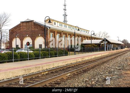 BURLINGTON, NC, USA-2. JANUAR 2023:The Amtrak Company Shops Station-Building and Tracks. Stockfoto