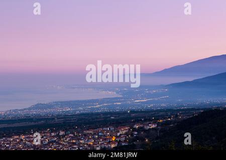 Panoramablick auf die Stadt Litochoro in der Dämmerung, an der Küste der Region Pieria und direkt am Fuß des Olymp, in Zentralmakedonien, Griechenland, Europa. Stockfoto