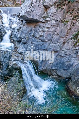 Kleiner Wasserfall an der Schlucht des Enipeas-Flusses, am Fuße des Olymp und in der Nähe der Stadt Litochoro, in der Region Pieria, Mazedonien, Griechenland. Stockfoto