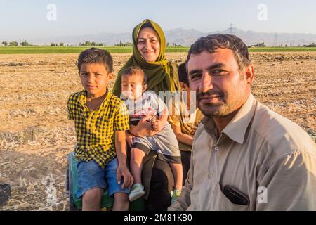 BAHAR, IRAN - 13. JULI 2019: Bauernfamilie auf ihrem Feld in der Nähe von Bahar, Iran. Stockfoto