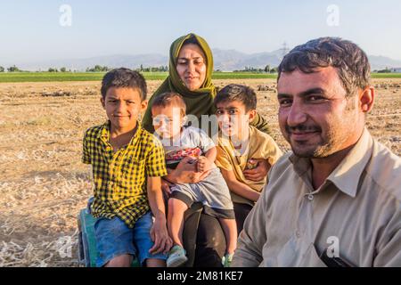 BAHAR, IRAN - 13. JULI 2019: Bauernfamilie auf ihrem Feld in der Nähe von Bahar, Iran. Stockfoto